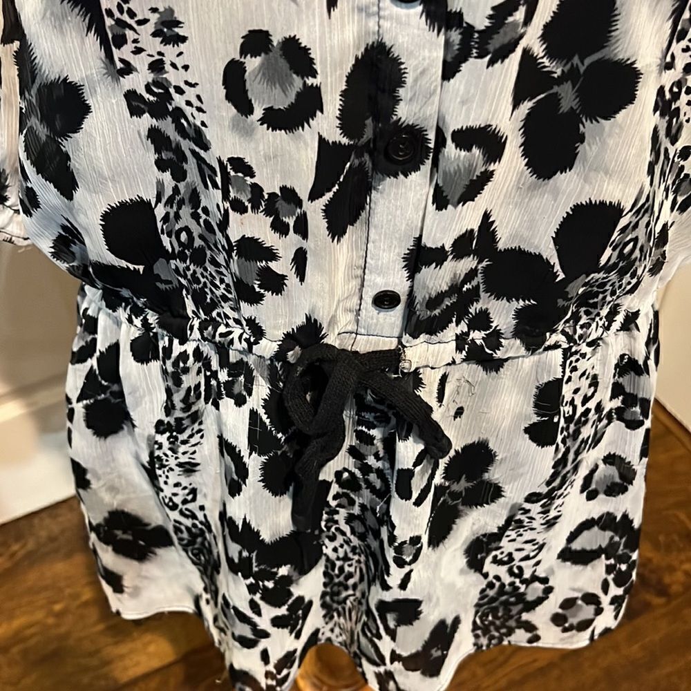 Gray and black tunic top. Brand is Glam. Large - Picture 5 of 7